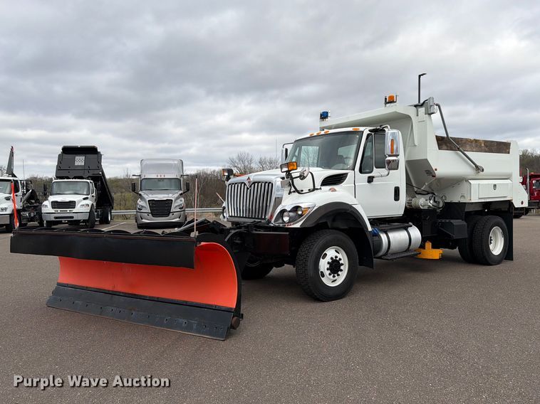2018 International 7400 dump truck - FK0105