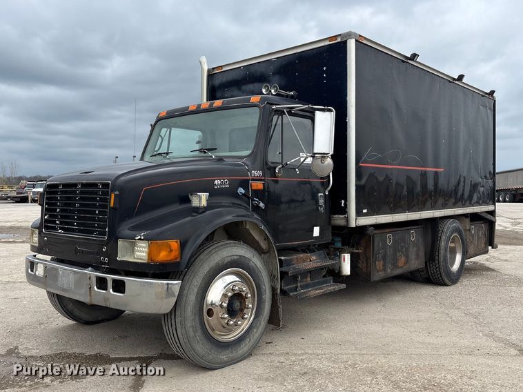 2000 International 4900 fuel / lube truck - FK1400