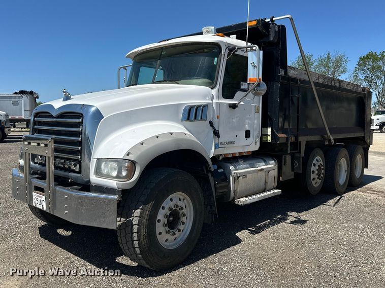 2014 Mack GU713 dump truck - FM7520