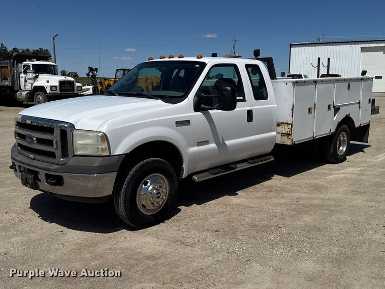 2005 Ford F350 Super Duty XL Ext. Cab utility bed pickup truck - OE9554