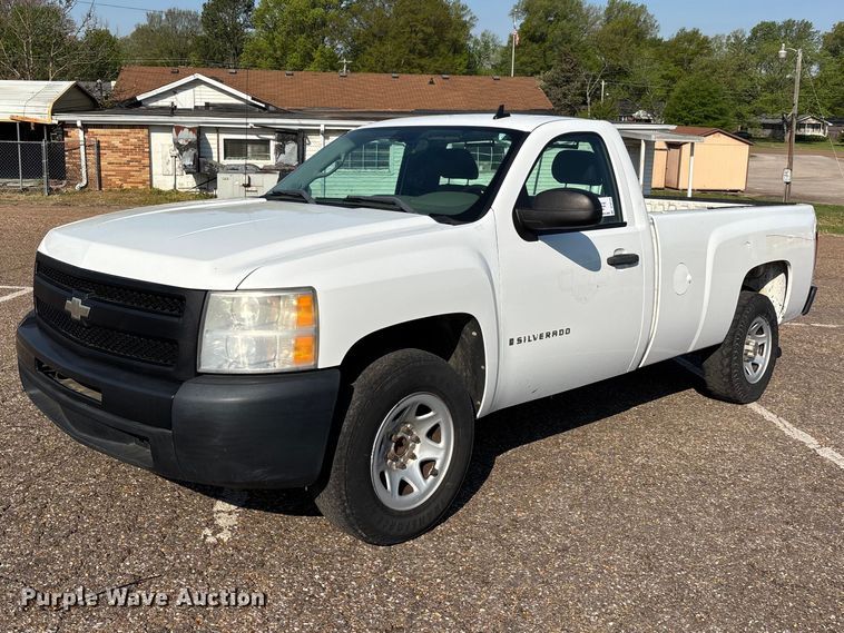 2009 Chevrolet Silverado 1500 pickup truck - DT0174