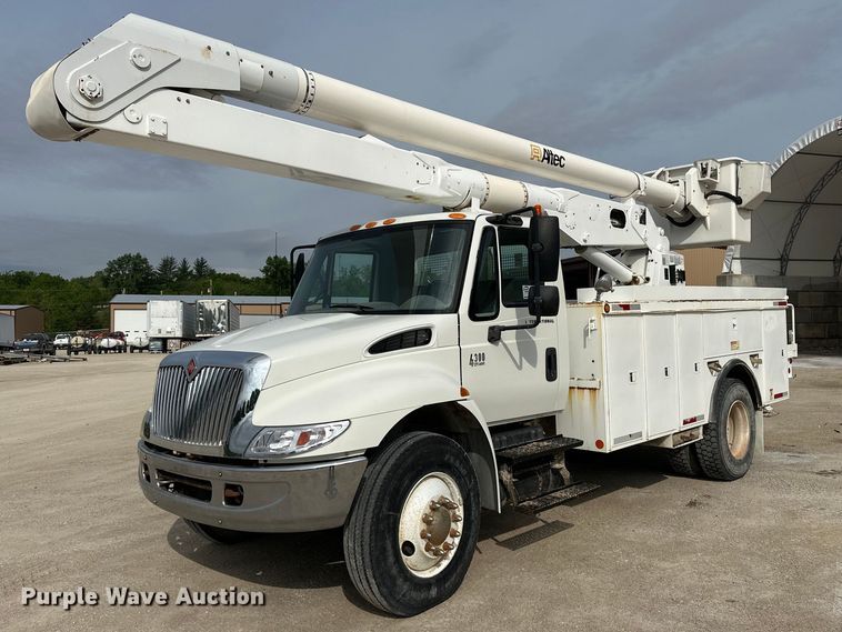 2005 International 4300 bucket truck - DV0905