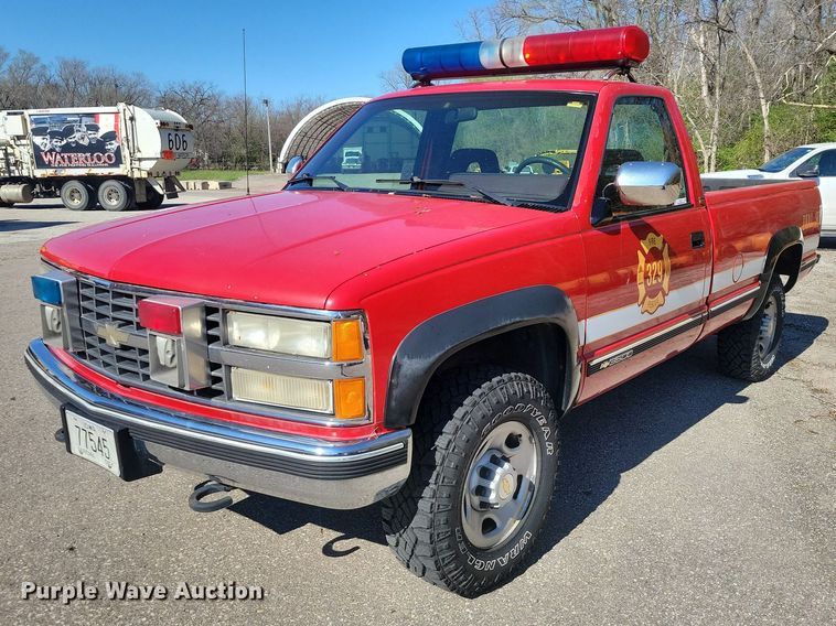 1993 Chevrolet K3500 pickup truck - DZ7052