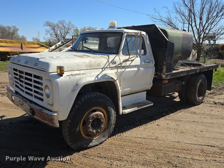 1978 Ford F700 flatbed truck - EB1430