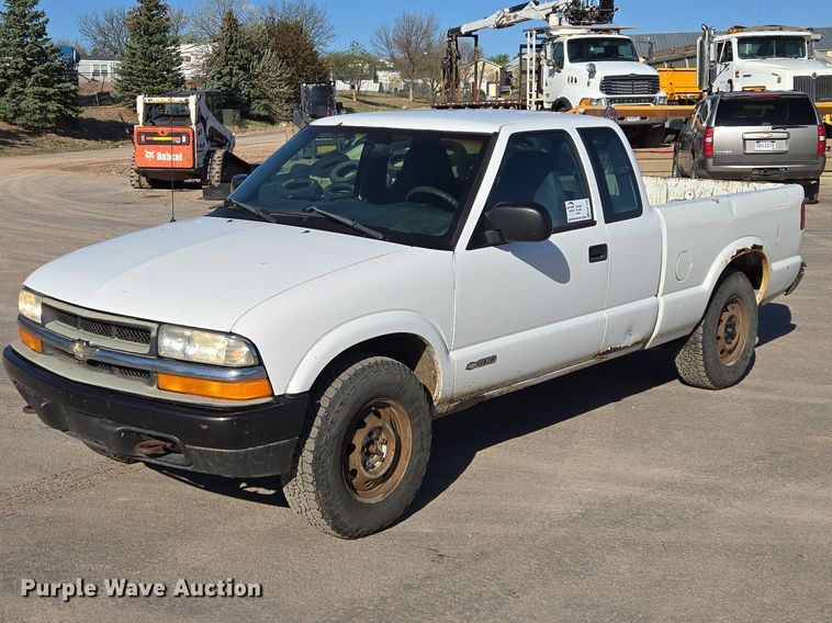 2001 Chevrolet S-10  pickup truck - EB1436