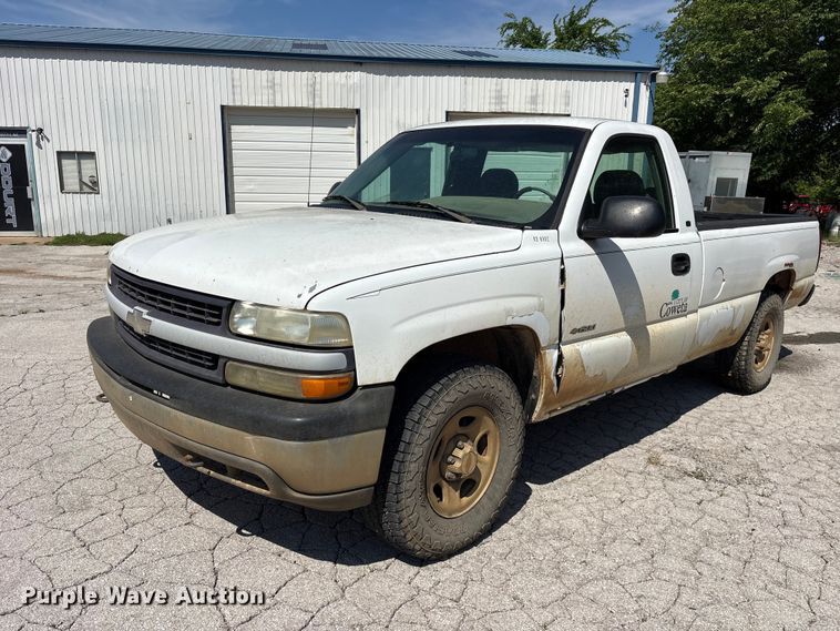 2002 Chevrolet Silverado 1500 pickup truck - ES8997