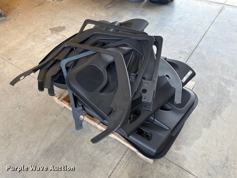 (8) Dodge Durango rear door panels - ET6016