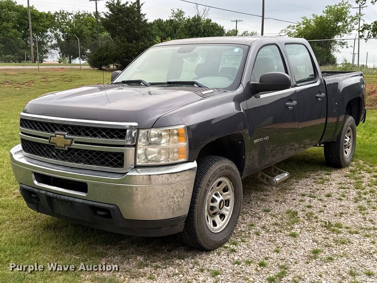 2011 Chevrolet Silverado 3500HD Crew Cab pickup truck - ET6087