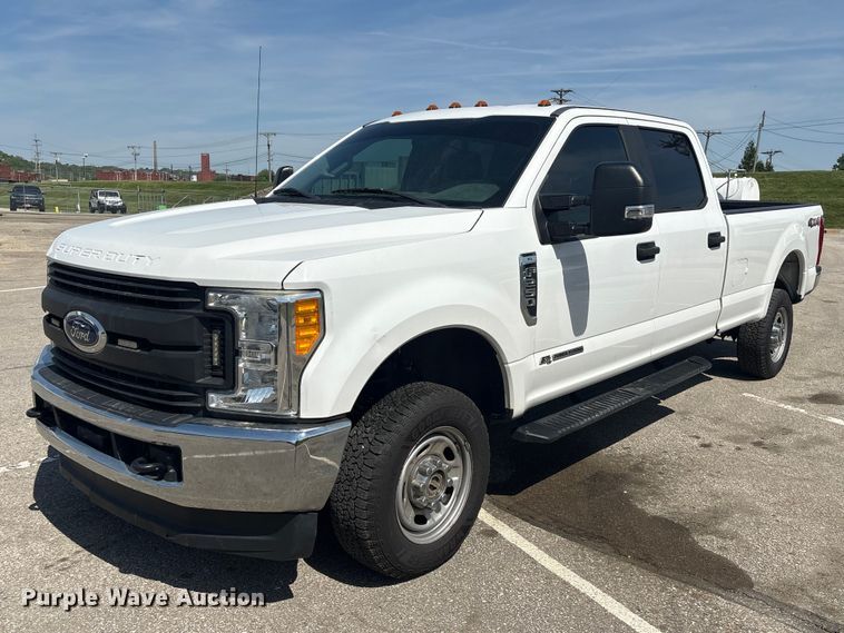 2017 Ford F250 Super Duty Crew Cab pickup truck - EU0550