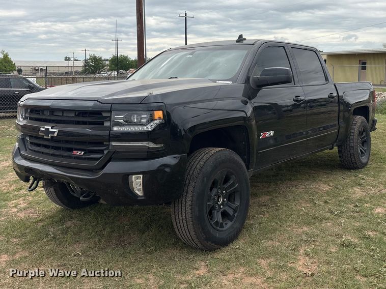 2017 Chevrolet Silverado 1500 Crew Cab pickup truck - EU5523