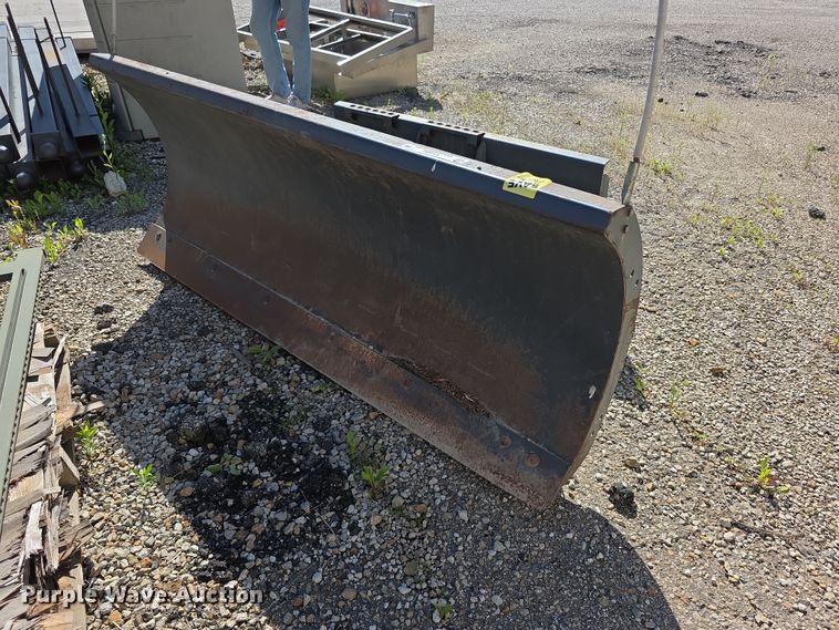 Bobcat 72" W skid steer snow plow - EV2082