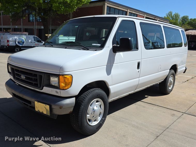 2005 Ford E350 van - EV2087