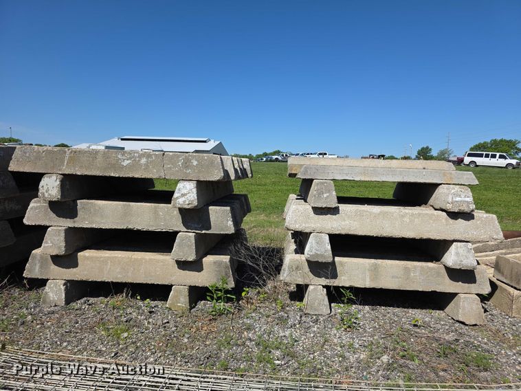 (57) concrete parking blocks - EV2150
