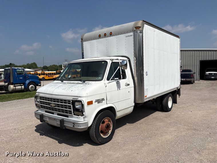 1992 Chevrolet G30 box truck - EV2953