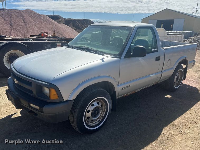 1997 Chevrolet S10 pickup truck - EV5862