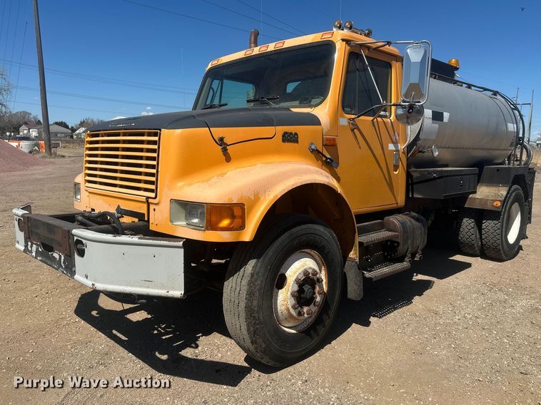 1995 International 4700 oil distributor truck - EV5869