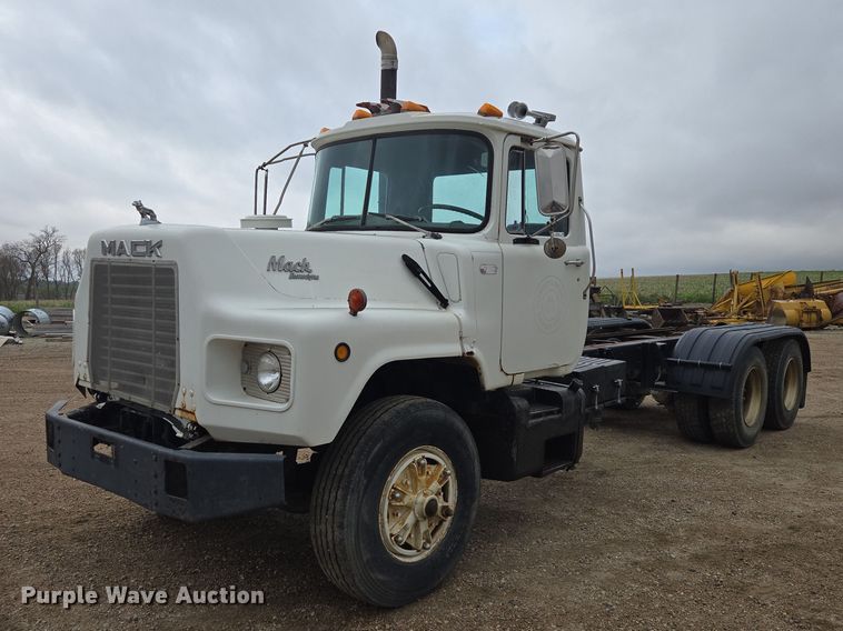 1989 Mack DM690S truck cab and chassis - EV5959
