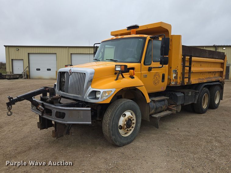2005 International 7500 dump truck - EV5962