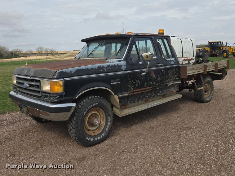 1989 Ford F250 flatbed pickup truck - EV5973