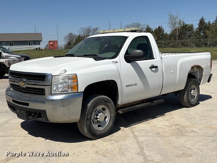 2010 Chevrolet Silverado 2500HD pickup truck - FG2903