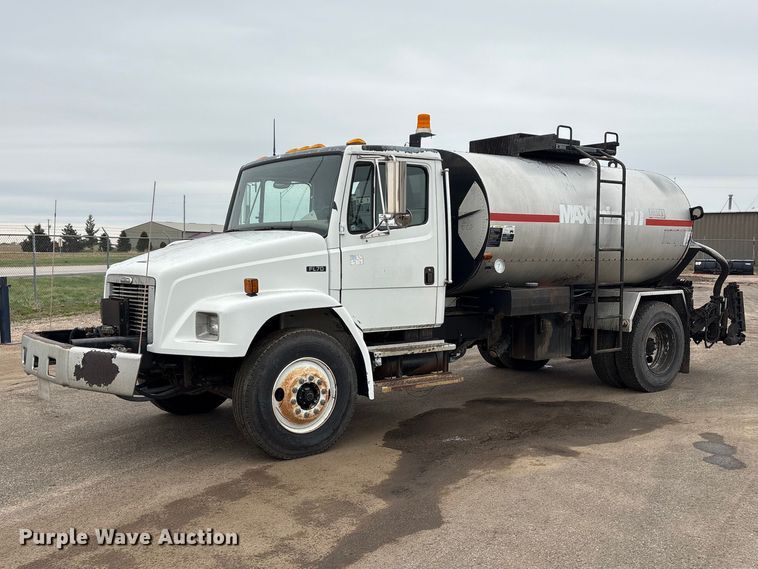 2000 Freightliner FL70 oil distributor truck - FG2947