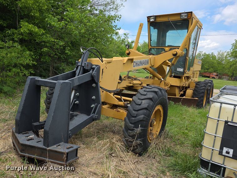 Champion 720 motor grader - FH6046