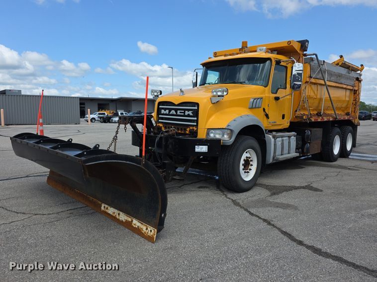 2015 Mack Granite GU713 dump truck - FH6054