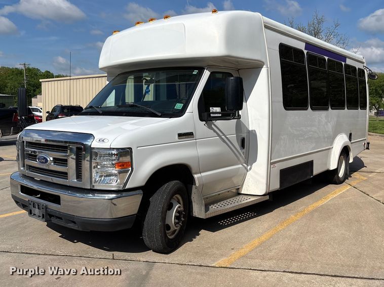 2014 Ford E450 shuttle bus - FH7076