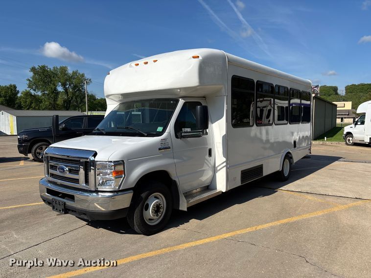 2018 Ford E450 shuttle bus - FH7077
