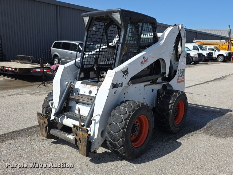 2005 Bobcat S250 skid steer loader - FI0940