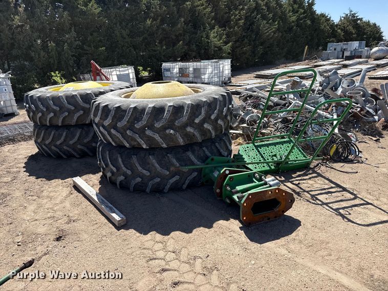 John Deere 520/85R42 tires and wheels - DS6801