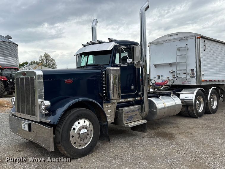 1989 Peterbilt 379 semi truck - DT0182