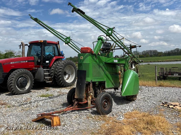 1964 John Deere 600A sprayer - DT0187