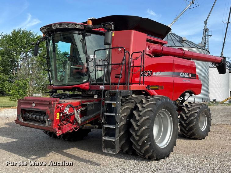 2014 Case IH 8230 combine - DT0209