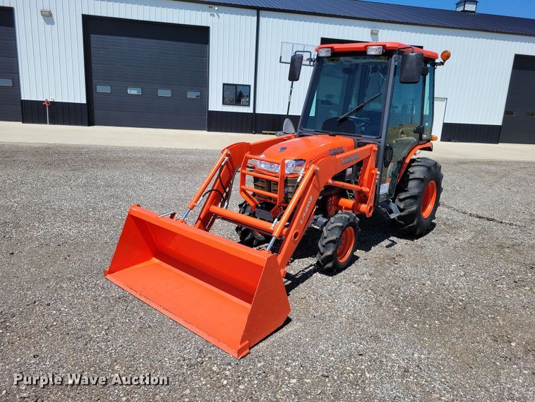 Kubota B3000 MFWD tractor - EE0979