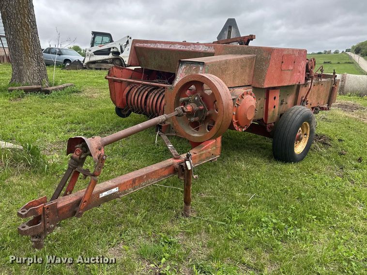 Massey Ferguson 124 small square baler - EW2004