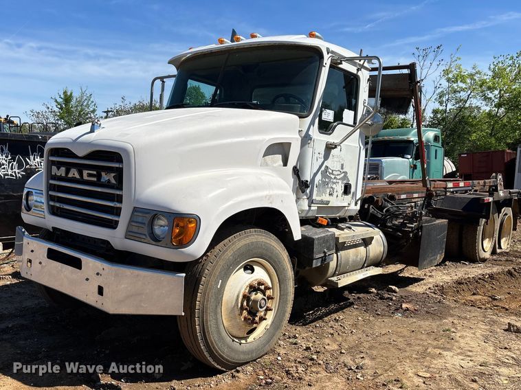 2006 Mack CV713 roll-off container truck - DT0162