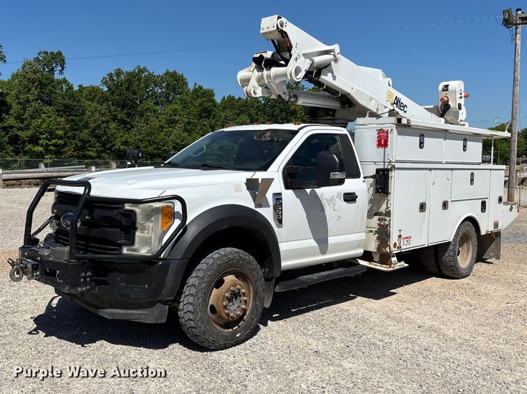 2017 Ford F550 bucket truck - DT0226