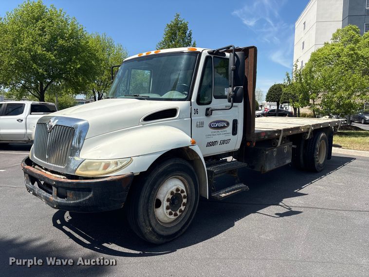 2005 International 4300 flatbed truck - DT2895