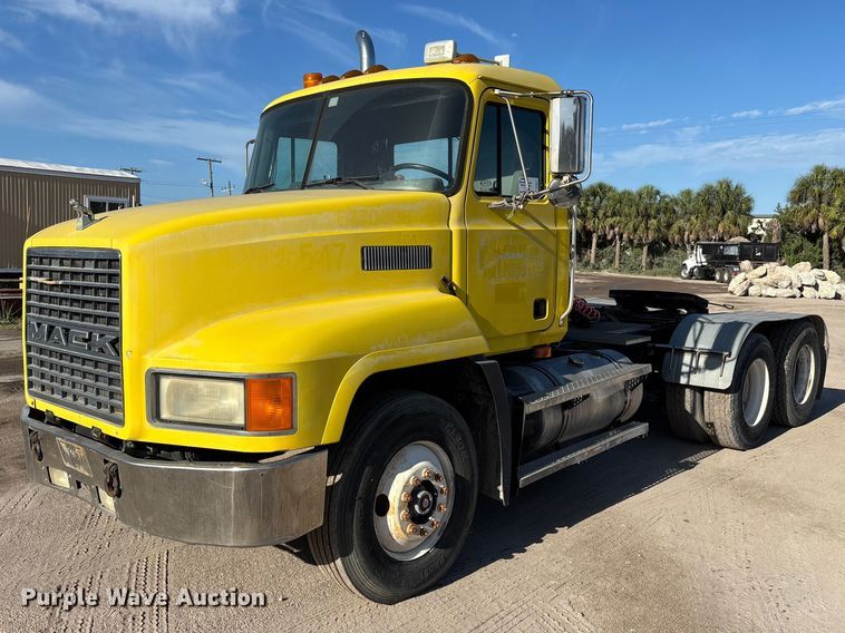 2000 Mack CH613 semi truck - DU0477