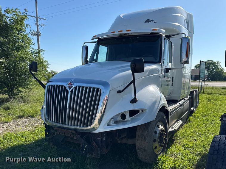 2016 International ProStar Plus semi truck - DZ4456