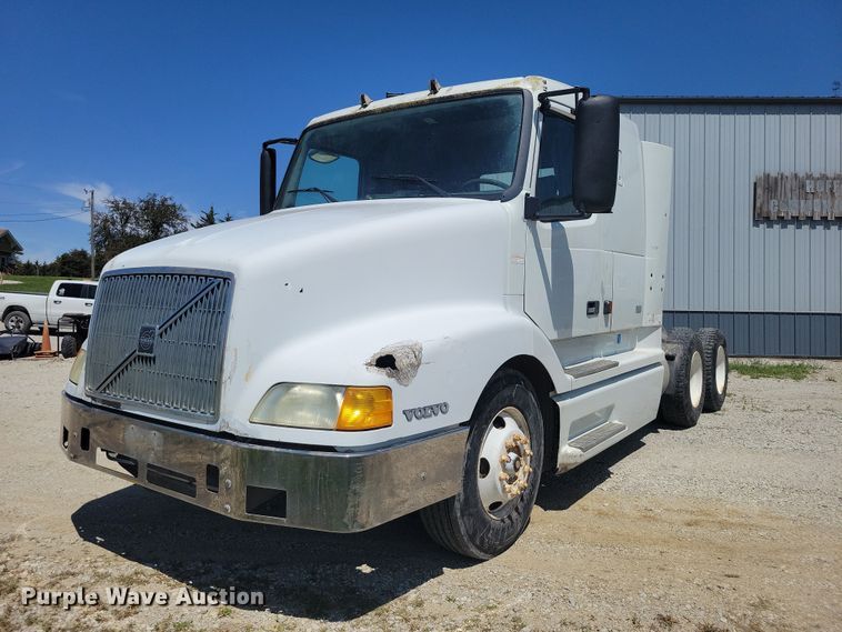 1998 Vovlo semi truck - DZ7059