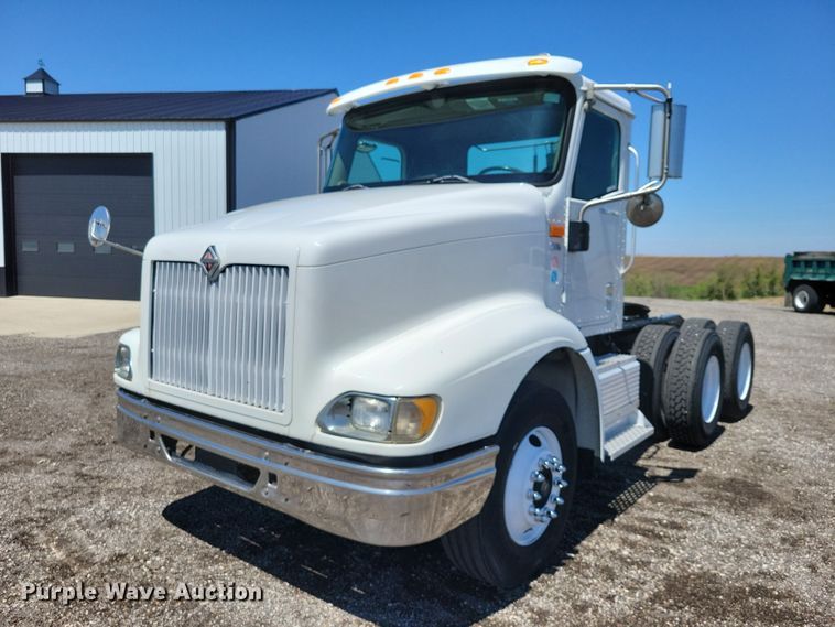 2002 International 9100i semi truck - DZ7076