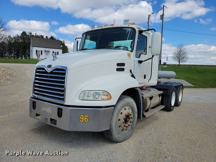 2004 Mack CX613 semi truck - DZ7090