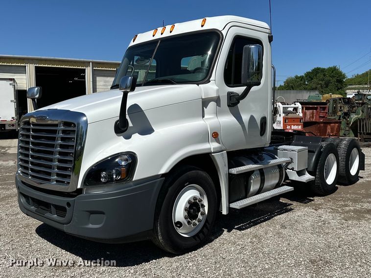 2015 Freightliner Cascadia semi truck - EA4840