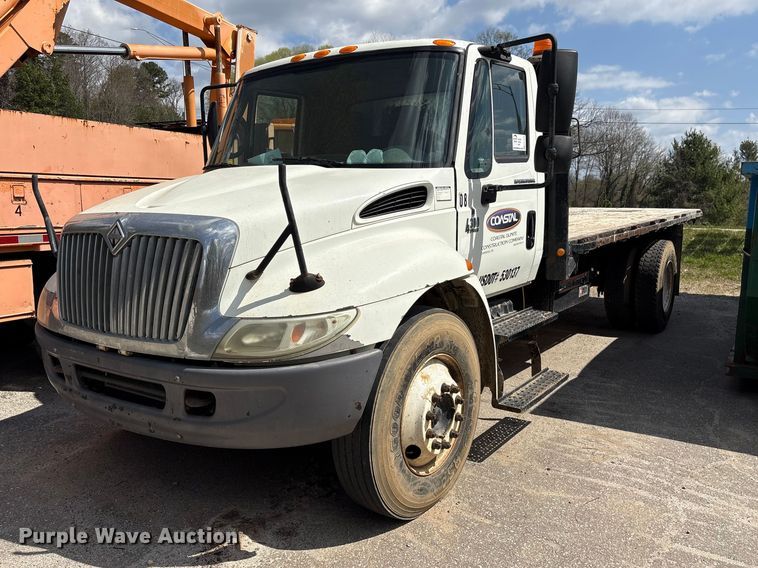 2007 International 4300 flatbed truck - EF1049