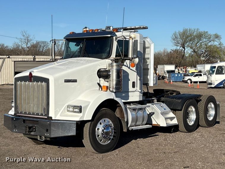 2018 Kenworth T800 Glider semi truck - EG8854