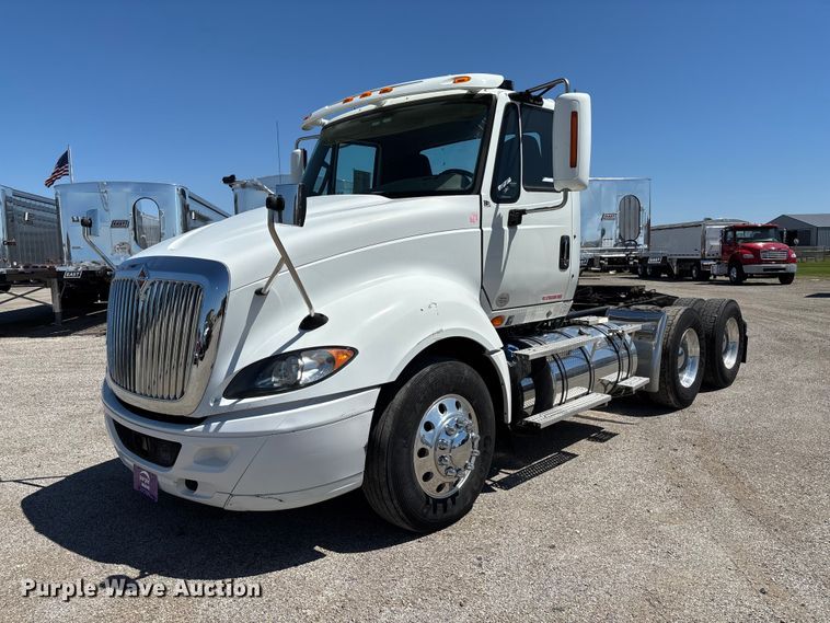 2016 International LF687 semi truck - EM0094