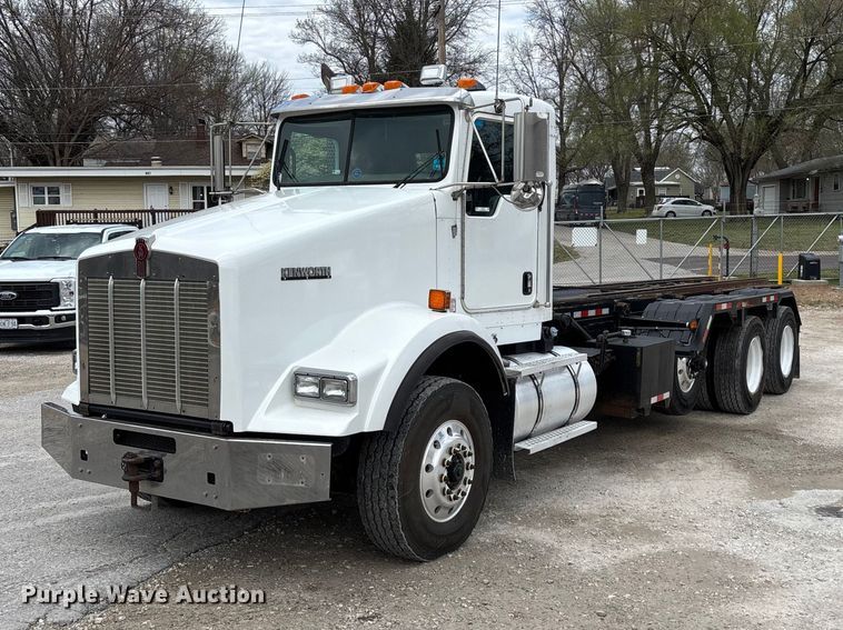 2012 Kenworth T800 roll-off container truck - EO4139