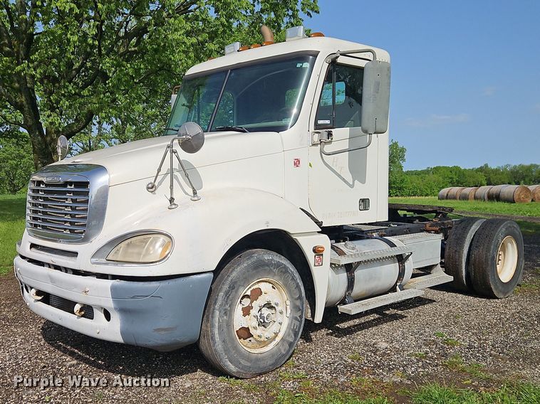 2006 Freightliner Columbia semi truck - EO7280